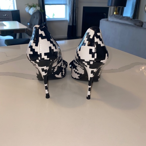 NEW* Roger Vivier Paris Blanco Latte/Frilly Buckle US Size 7.5 - Picture 5 of 8